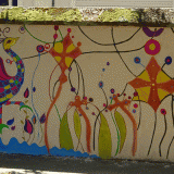 Fresque murale imaginaire et colorée dans une cour d'école