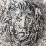 Trompe l'oeil lion sculpté sur faux granit tâcheté gris, peinture décorative