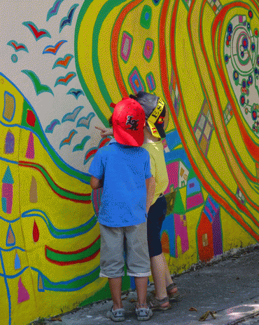 Découverte de la fresque par les enfants de l'école