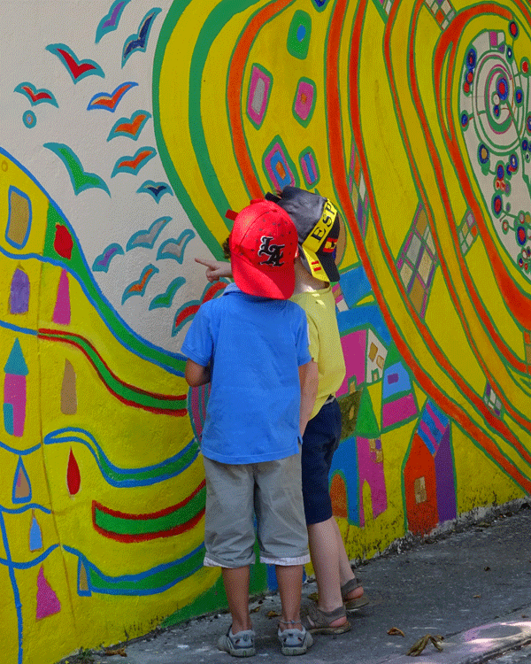 Découverte de la fresque par les enfants de l'école