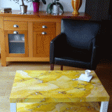 Table MDF peinte en imitation marbre jaune de sienne / pieds laqués blanc