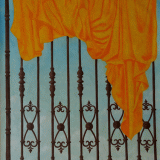 Peinture décorative : drapé orange posé sur une grille en fer forgé rouillé