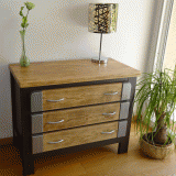 Relooking commode de qualité en style industriel chic : mise en valeur bois chêne / acier métallisé oxydé / patine argent 