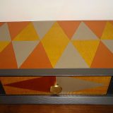 Relooking d'un petit meuble tiroir "style suedois", triangles en patines matéllisées
