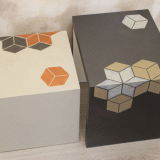 Cubes emboitables métallisés, base argent et fonte, motifs géométriques peints