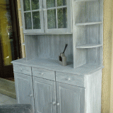 Relooking meuble en pin abimé, aspect peinture essuyé grise et blanche