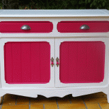 Commode ancienne marbre relookée pour chambre enfant, rose hibiscus et blanc