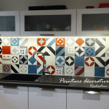 Crédence cuisine peinte en faux carreaux de ciment, decors géométriques colorés modernes