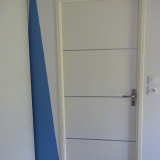 Peinture triangle bleu sur mur + peinture bandeaux métalliques argent sur porte